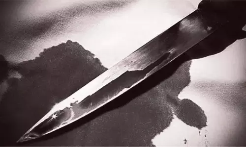 व्यक्ति ने बेटे के सामने अपने पुराने दोस्त और पूर्व बिजनेस पार्टनर की चाकू मारकर हत्या कर दी