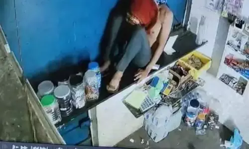डेली नीड्स की दुकान में चोरी, बाइक और साइकिल भी ले उड़े चोर डेली नीड्स की दुकान में चोरी, बाइक और साइकिल भी ले उड़े चोर