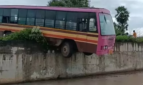 Tamil Nadu : पोन्नेरी के निकट सरकारी बस कहीं बीच में लटकी हुई मिली Tamil Nadu : पोन्नेरी के निकट सरकारी बस कहीं बीच में लटकी हुई मिली