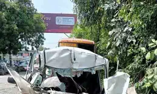 ग्रेटर नोएडा में EPE पर कार और ट्रक के बीच टक्कर, तीन की मौत, तीन घायल