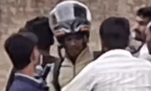 शराब मंगाने के लिए बदमाशों ने माँगा मोबाइल, विरोध करने पर युवक को पीटा शराब मंगाने के लिए बदमाशों ने माँगा मोबाइल, विरोध करने पर युवक को पीटा