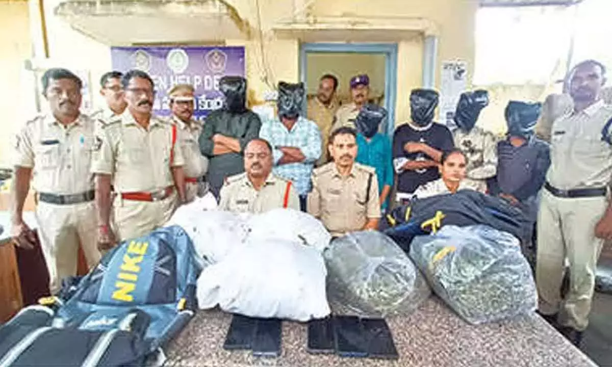 Andhra Pradesh : अवैध गांजा परिवहन के आरोप में छह लोग गिरफ्तार, 10 किलोग्राम गांजा जब्त Andhra Pradesh : अवैध गांजा परिवहन के आरोप में छह लोग गिरफ्तार, 10 किलोग्राम गांजा जब्त