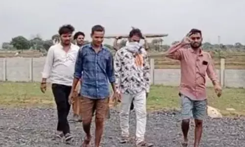सरपंच ने जबरन बाउंड्री वॉल तोड़ी, गुंडागर्दी से जमीन मालिक दहशत में सरपंच ने जबरन बाउंड्री वॉल तोड़ी, गुंडागर्दी से जमीन मालिक दहशत में