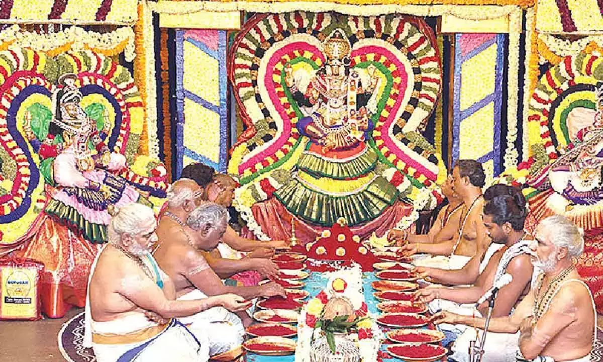 Andhra Pradesh :  लक्षा कुमकुमारचना ने श्री कपिलेश्वर स्वामी मंदिर में प्रदर्शन किया