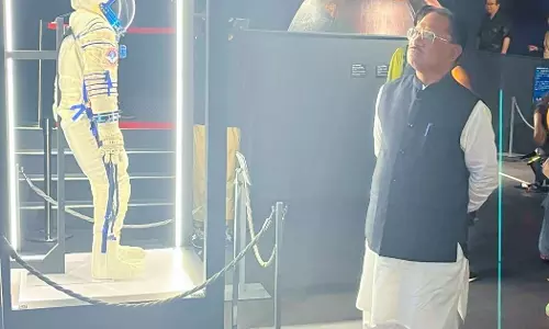 CM विष्णुदेव साय ने डीप स्पेस - टू द मून एंड बियॉन्ड प्रदर्शनी का किया अवलोकन