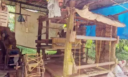Kerala : बुनकर मज़दूर काम बंद करने के लिए एकजुट हुए Kerala : बुनकर मज़दूर काम बंद करने के लिए एकजुट हुए