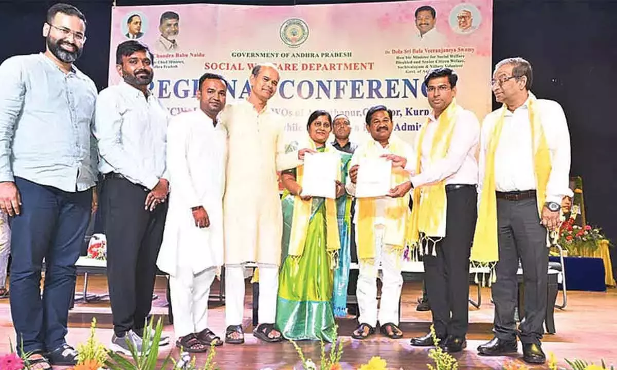 Tirupati कलेक्टर ने आर्ट ऑफ लिविंग के साथ समझौता ज्ञापन पर हस्ताक्षर किए Tirupati कलेक्टर ने आर्ट ऑफ लिविंग के साथ समझौता ज्ञापन पर हस्ताक्षर किए