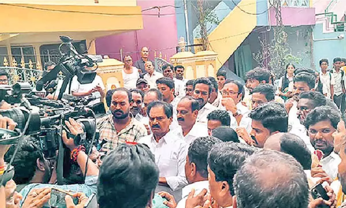 शराब घोटाला मामले में SIT ने पूर्व उपमुख्यमंत्री नारायण स्वामी से पूछताछ की शराब घोटाला मामले में SIT ने पूर्व उपमुख्यमंत्री नारायण स्वामी से पूछताछ की