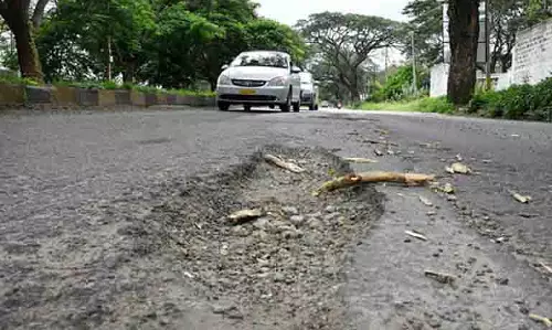 बेंगलुरु में 10,000 गड्ढों की सूची सौंपी गई, डिप्टी CM शिवकुमार