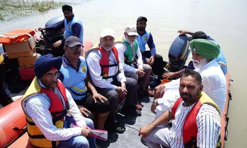 स्वास्थ्य मंत्री ने Sultanpur Lodhi के बाढ़ प्रभावित क्षेत्रों के लिए नाव एम्बुलेंस का शुभारंभ किया स्वास्थ्य मंत्री ने Sultanpur Lodhi के बाढ़ प्रभावित क्षेत्रों के लिए नाव एम्बुलेंस का शुभारंभ किया