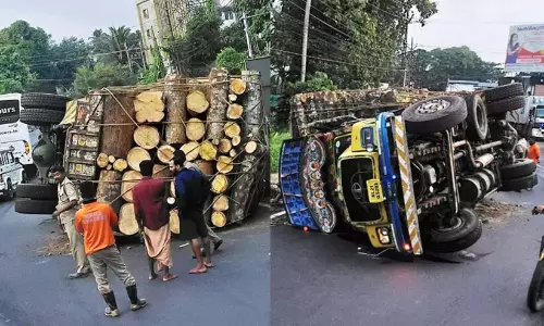 Kerala : तिरुवल्ला में लकड़ी ले जा रहा एक ट्रक अनियंत्रित होकर पलट गया