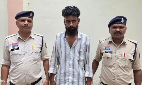 रामसगरी तालाब के पास चाकू लहरा रहा बदमाश युवक गिरफ्तार रामसगरी तालाब के पास चाकू लहरा रहा बदमाश युवक गिरफ्तार