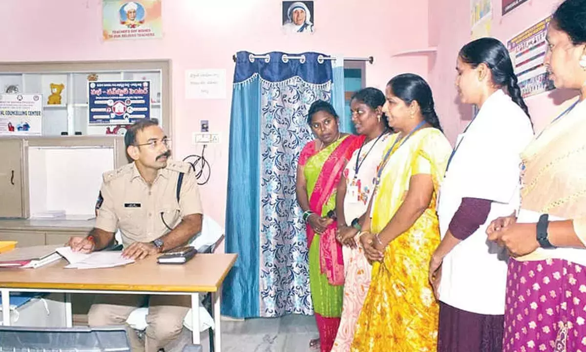 Andhra Pradesh : एसपी ने सखी वन स्टॉप सेंटर सेवाओं की समीक्षा की Andhra Pradesh : एसपी ने सखी वन स्टॉप सेंटर सेवाओं की समीक्षा की