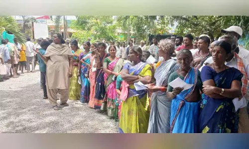 Telangana में यूरिया के लिए किसानों का संघर्ष जारी