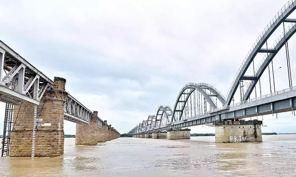 Andhra Pradesh : गोदावरी नदी उफान पर, बाढ़ की दूसरी चेतावनी जारी Andhra Pradesh : गोदावरी नदी उफान पर, बाढ़ की दूसरी चेतावनी जारी