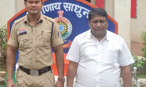 जमीन दलाल गिरफ्तार, लाखों की धोखाधड़ी मामले में रायपुर पुलिस ने दबोचा जमीन दलाल गिरफ्तार, लाखों की धोखाधड़ी मामले में रायपुर पुलिस ने दबोचा