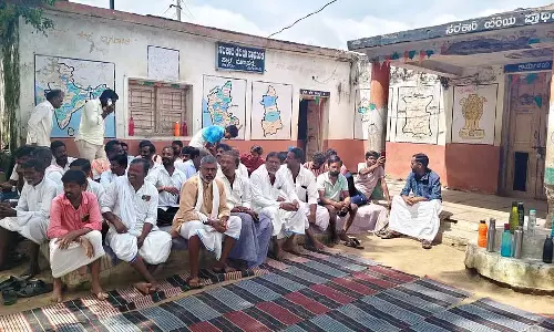 मलकापल्ली के ग्रामीणों ने की स्कूल स्थानांतरण की मांग: अभिभावक धरने पर बैठे