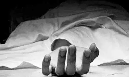Balasore: अंधविश्वास के चलते युवक का शव 26 घंटे लावारिस पड़ा Balasore: अंधविश्वास के चलते युवक का शव 26 घंटे लावारिस पड़ा
