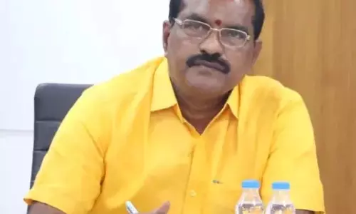 Andhra : निम्मला ने बाढ़ग्रस्त इलाकों का दौरा किया