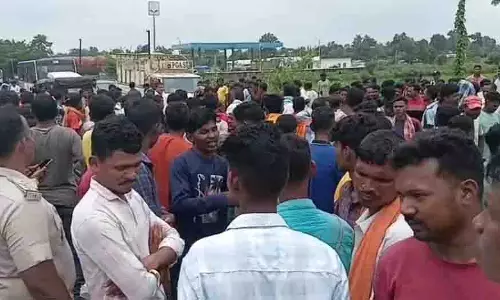 मलकानगिरी में NH-326 जाम, किसानों का उर्वरक संकट पर प्रदर्शन