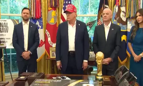Trump ने फीफा ट्रॉफी को अपने पास रखने का मज़ाक उड़ाया और कहा कि पुतिन आएंगे