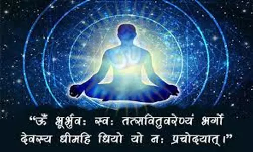 Gayatri Mantra का महत्व: नियमित साधना से कैसे बदल सकती है ज़िंदगी
