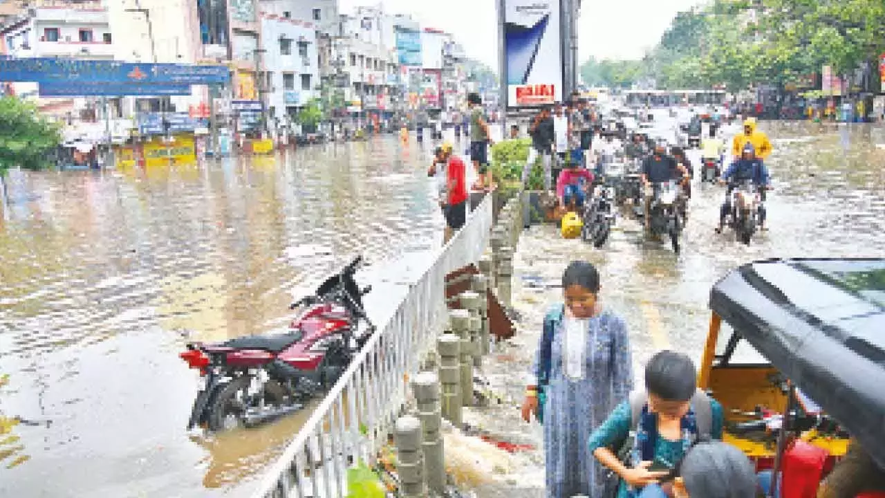 Telangana :   अतिक्रमण के कारण नालों का पानी अवरुद्ध होने से निवासियों को बाढ़ की समस्या का सामना करना पड़ रहा