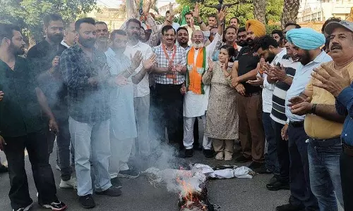 BJP कार्यकर्ताओं ने 6 विधानसभा क्षेत्रों में आप सरकार का पुतला जलाया