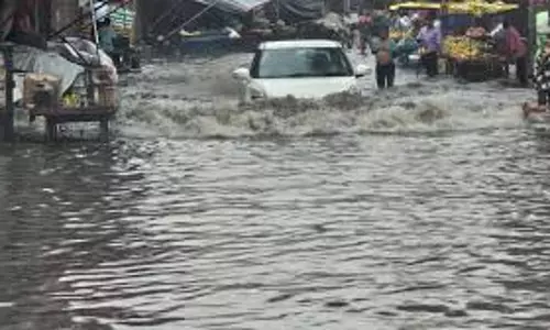 Kolkata: मूसलधार बारिश ने पूजा आयोजकों की मुश्किलें बढ़ाईं Kolkata: मूसलधार बारिश ने पूजा आयोजकों की मुश्किलें बढ़ाईं