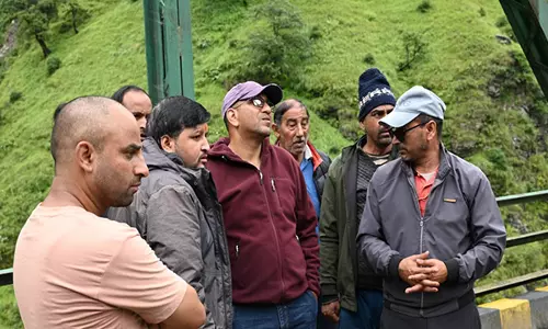 उत्तरकाशी DM ने यमुनोत्री राजमार्ग पर भूस्खलन संभावित स्थलों का किया निरीक्षण उत्तरकाशी DM ने यमुनोत्री राजमार्ग पर भूस्खलन संभावित स्थलों का किया निरीक्षण