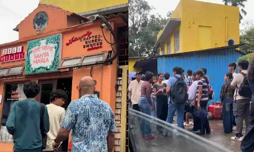 Mumbai: बांद्रा के सांता मारिया कैफे के बाहर लगी लंबी कतारें Mumbai: बांद्रा के सांता मारिया कैफे के बाहर लगी लंबी कतारें