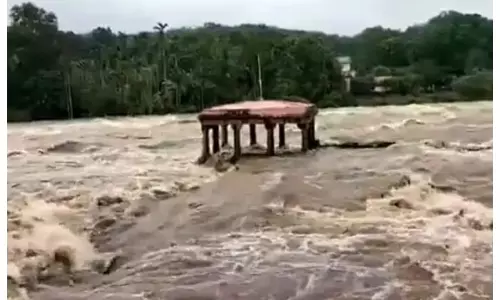 Jammu: अमावस्या पर उमड़ी भीड़, पुरमंडल में नाले की बाढ़ बनी बाधा Jammu: अमावस्या पर उमड़ी भीड़, पुरमंडल में नाले की बाढ़ बनी बाधा