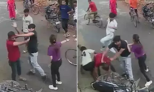 Bengal: सार्वजनिक शराब पीने पर टीचर पर हिंसक हमला Bengal: सार्वजनिक शराब पीने पर टीचर पर हिंसक हमला