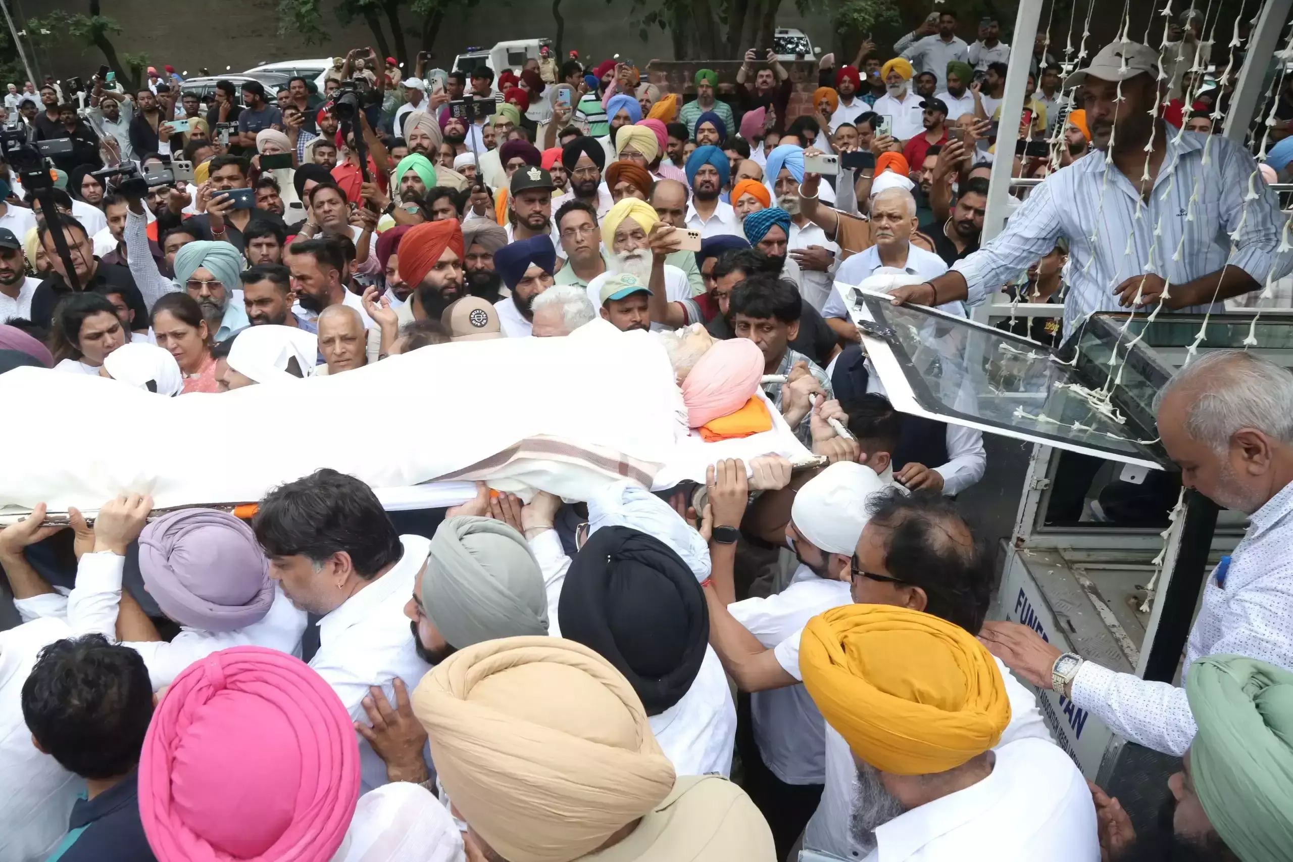 Chandigarh: कॉमेडी स्टार भल्ला का निधन, बेटे ने किया अंतिम संस्कार Chandigarh: कॉमेडी स्टार भल्ला का निधन, बेटे ने किया अंतिम संस्कार