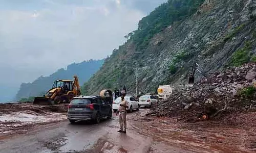 Chakki Mor पर खोदी गई ढलान के कारण अक्सर ट्रैफिक जाम लगता है Chakki Mor पर खोदी गई ढलान के कारण अक्सर ट्रैफिक जाम लगता है