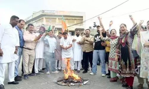 Amritsar: राज्य सरकार की मनमानी के खिलाफ विरोध प्रदर्शन Amritsar: राज्य सरकार की मनमानी के खिलाफ विरोध प्रदर्शन