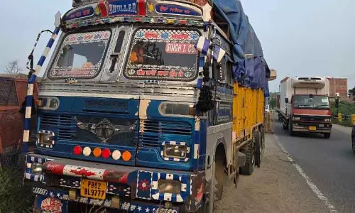 Amritsar: पुलिस ने 600 बैग यूरिया सहित ट्रक जब्त किया Amritsar: पुलिस ने 600 बैग यूरिया सहित ट्रक जब्त किया