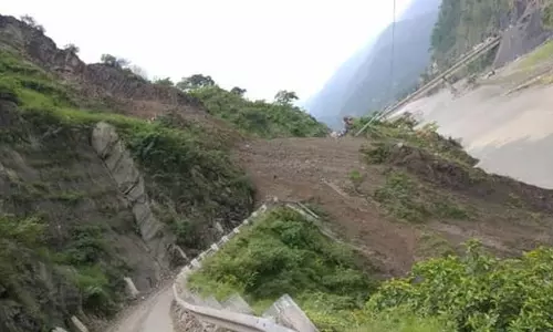 Nahan: भूस्खलन से राजगढ़-हरिपुरधार सड़क अवरुद्ध, राहत कार्य शुरू