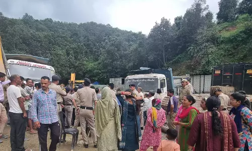 Mandi: ग्रामीणों ने कंपनी प्लांट पर किया धरना, पिंग से खतरा Mandi: ग्रामीणों ने कंपनी प्लांट पर किया धरना, पिंग से खतरा