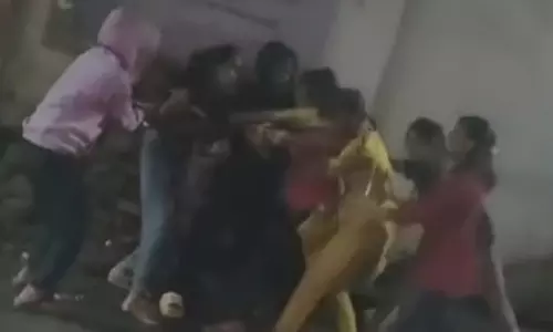 पुणे में कॉलेज छात्राओं के बीच हुई सड़क पर हिंसक झड़प पुणे में कॉलेज छात्राओं के बीच हुई सड़क पर हिंसक झड़प