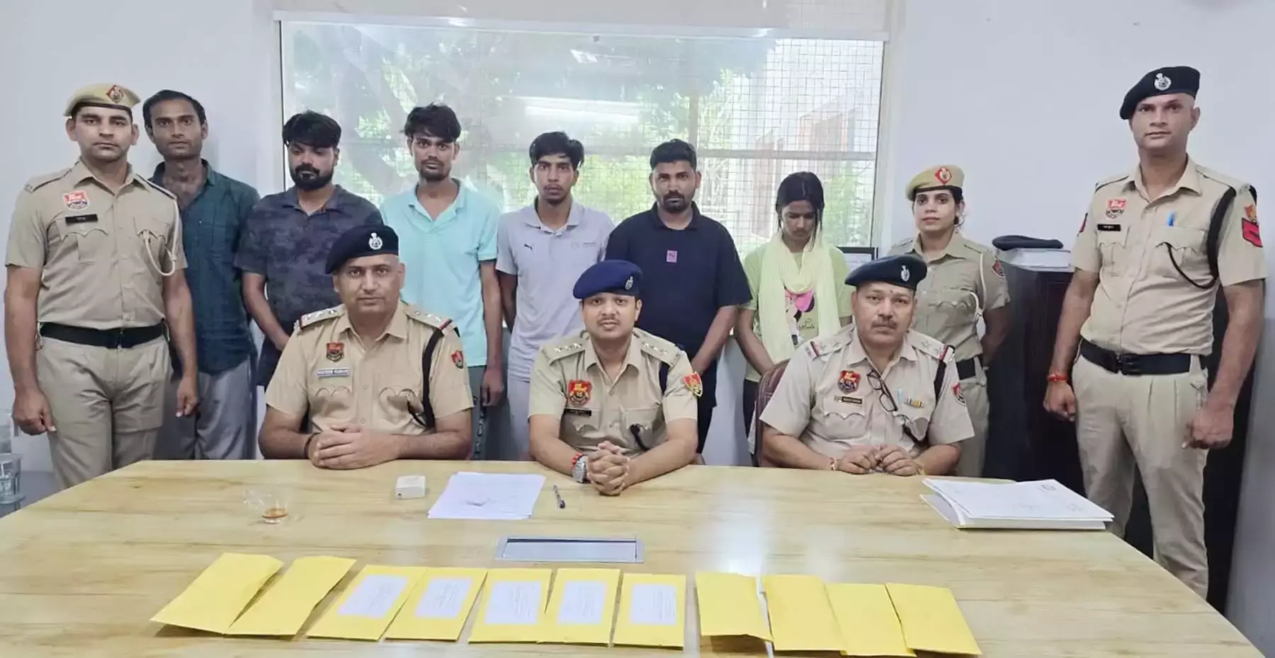 Gurugram में फेक कॉल सेंटर पकड़ा गया Gurugram में फेक कॉल सेंटर पकड़ा गया