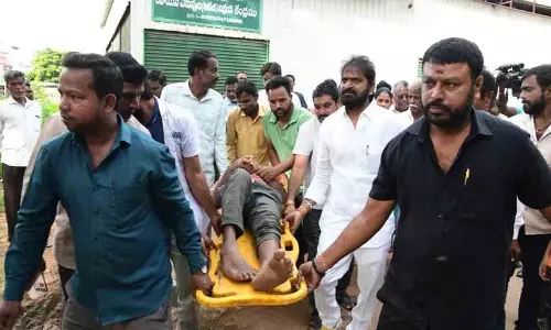 Urea के लिए इंतजार करते किसान को हुआ दौरा, गौड़ ने पहुंचाया अस्पताल