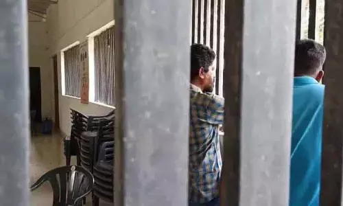 Siddipet में यूरिया की कमी को लेकर किसानों ने अधिकारियों को रायथु वेदिका में बंद कर दिया