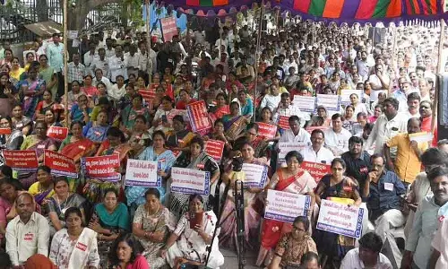 Hyderabad के धरना चौक पर शिक्षकों ने किया विशाल विरोध प्रदर्शन