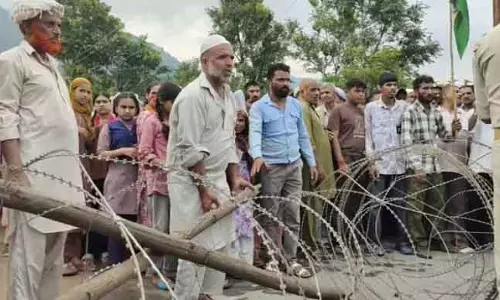 अनिर्धारित बिजली कटौती के विरोध में Talwara में ग्रामीणों का प्रदर्शन अनिर्धारित बिजली कटौती के विरोध में Talwara में ग्रामीणों का प्रदर्शन