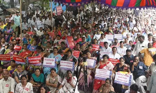 शिक्षक संघों का धरना, लंबित बिल-पेंशन और सेवा नियमों पर सरकार से मांग शिक्षक संघों का धरना, लंबित बिल-पेंशन और सेवा नियमों पर सरकार से मांग