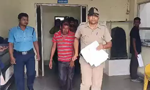 पापड़ तलने में देरी होने पर नशे में धुत युवक ने बुजुर्ग दुकानदार पर फेंकी तेल की कढ़ाई पापड़ तलने में देरी होने पर नशे में धुत युवक ने बुजुर्ग दुकानदार पर फेंकी तेल की कढ़ाई