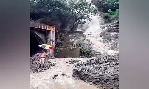 Himachal: मानसून से जनजीवन प्रभावित, 312 सड़कें और 97 बिजली ट्रांसफार्मर प्रभावित