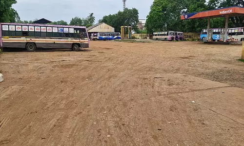 थुवाकुडी टीएनएसटीसी बस डिपो में खराब सड़क से लोग और मशीनें परेशान