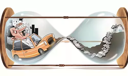 T Nके सलेम में फोर रोड्स खंड पर यातायात जाम की शिकायत करते यात्री T Nके सलेम में फोर रोड्स खंड पर यातायात जाम की शिकायत करते यात्री